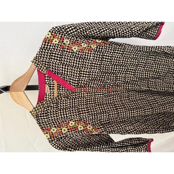 Neerus Women's Printed Kurta with Embroidered Detailing - Picture 3 of 7